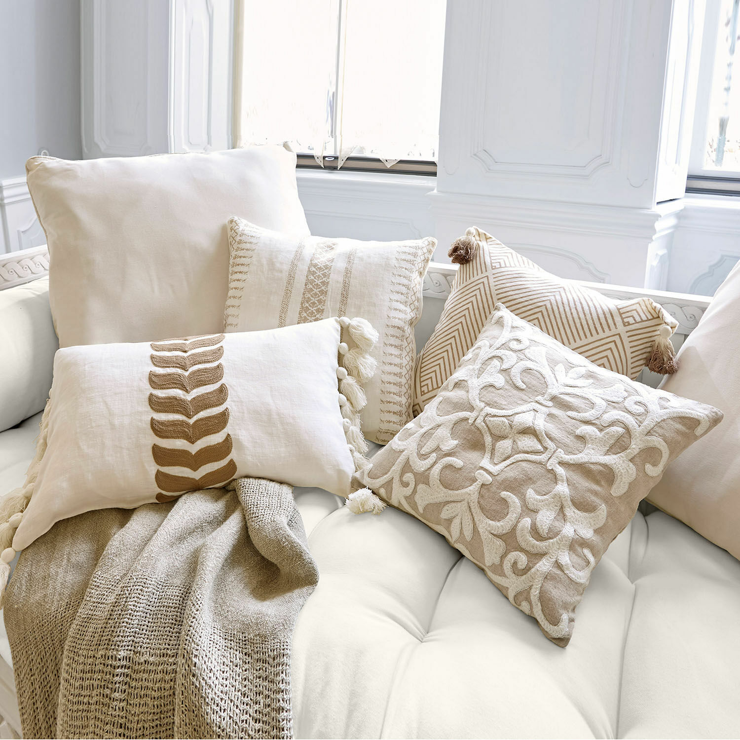 Lot de 4 housses de coussins Olette Ensemble de coussins décoratifs en coton et lin beige sur un canapé clair pour salon cosy
