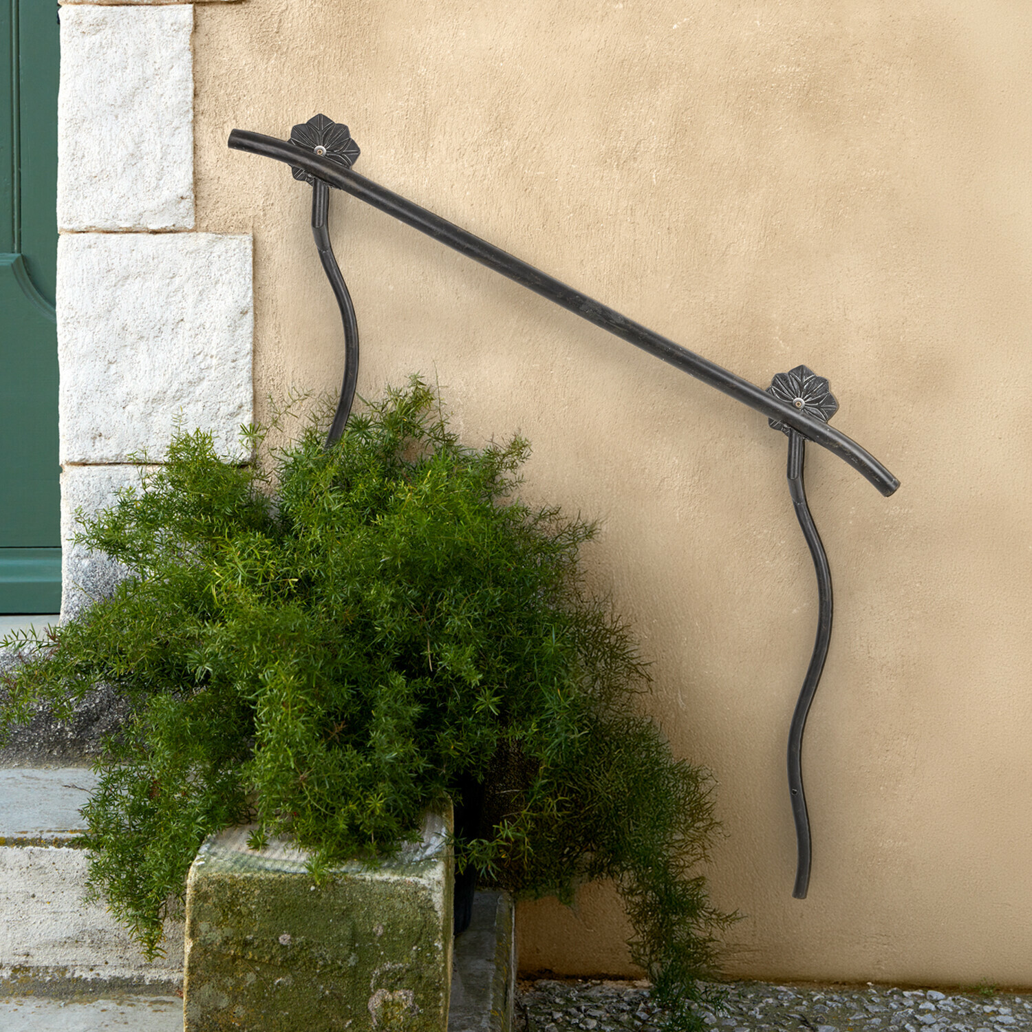 Rampe d’escalier Célouron Rampe d'escalier murale en métal noir avec fixations décoratives sur mur beige près de plantes vertes