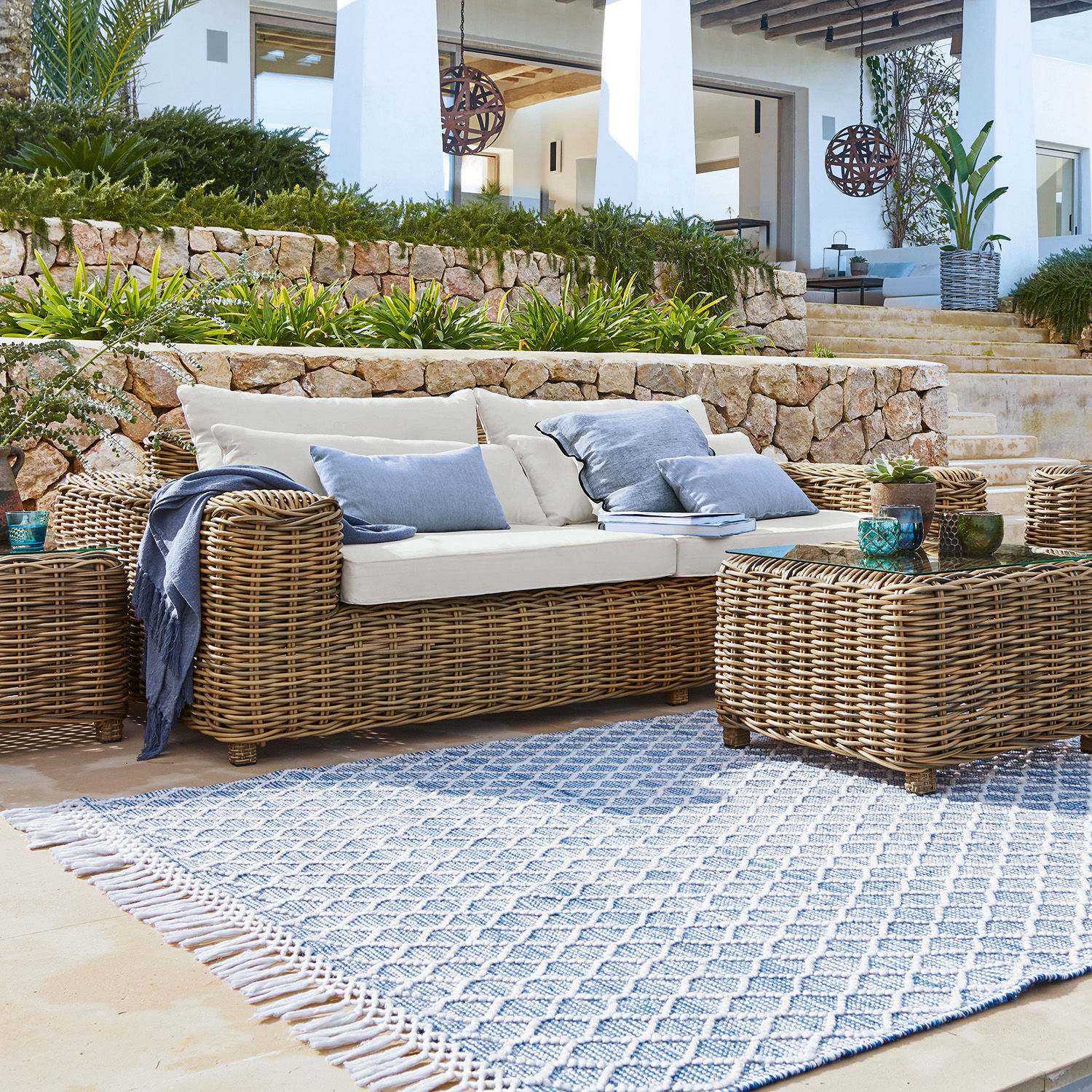 Canapé Camas Ensemble de mobilier de jardin en rotin naturel avec coussins crème et tapis bleu à motifs