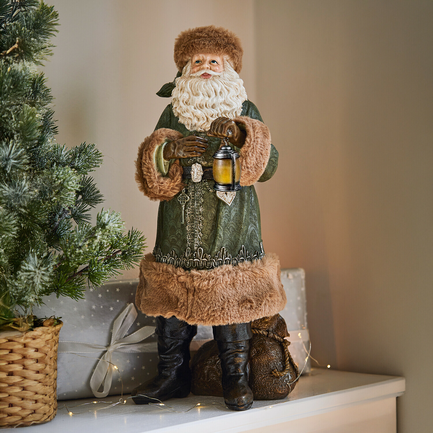 Père Noël décoratif Eddi Figurine de Père Noël en manteau vert avec bordure en fausse fourrure marron, décoration de Noël