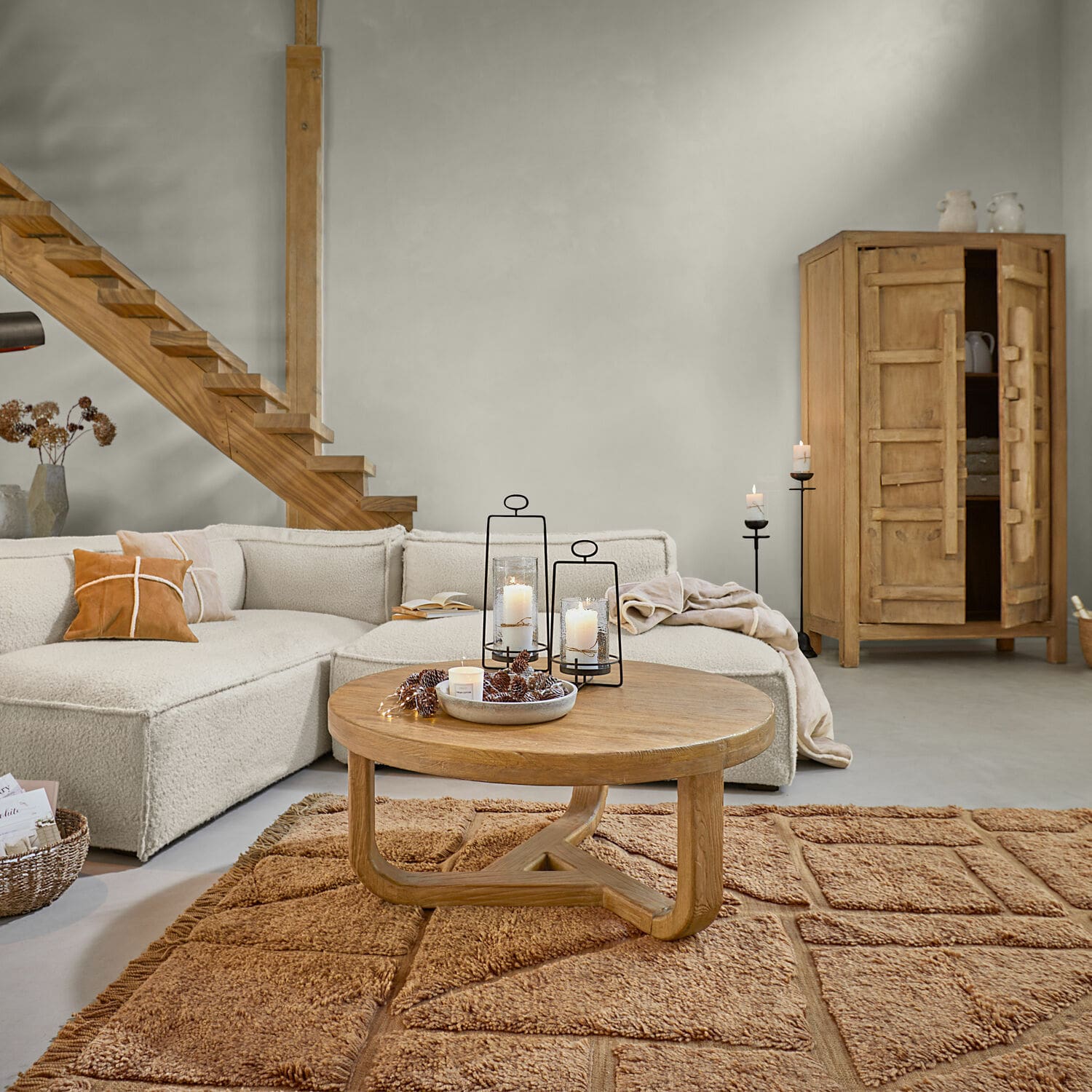 Tapis Volemar Salon moderne avec canapé beige, table basse en bois et tapis marron chaud pour un intérieur cosy