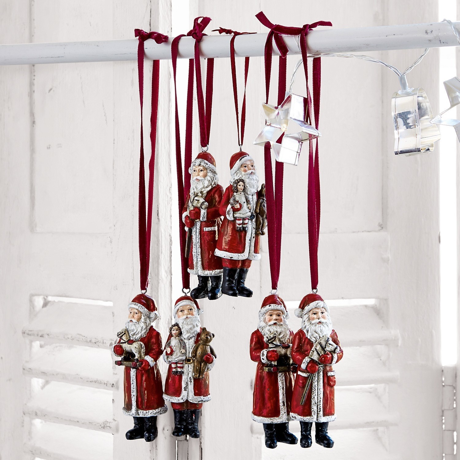 Lot de 6 Pères Noël Corvin Ensemble de décorations de Noël Père Noël rouges en matériau suspendues à des rubans bordeaux, décorations festives