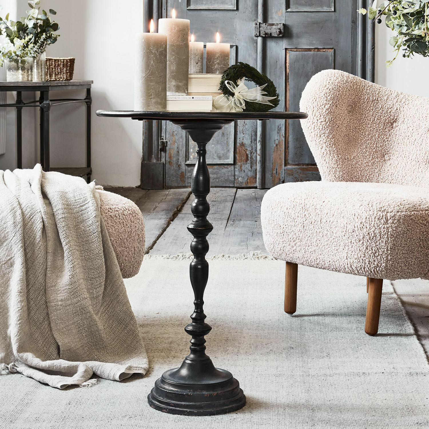 Table d'appoint St. George Table d'appoint noire en métal avec base décorative vintage dans un salon cosy