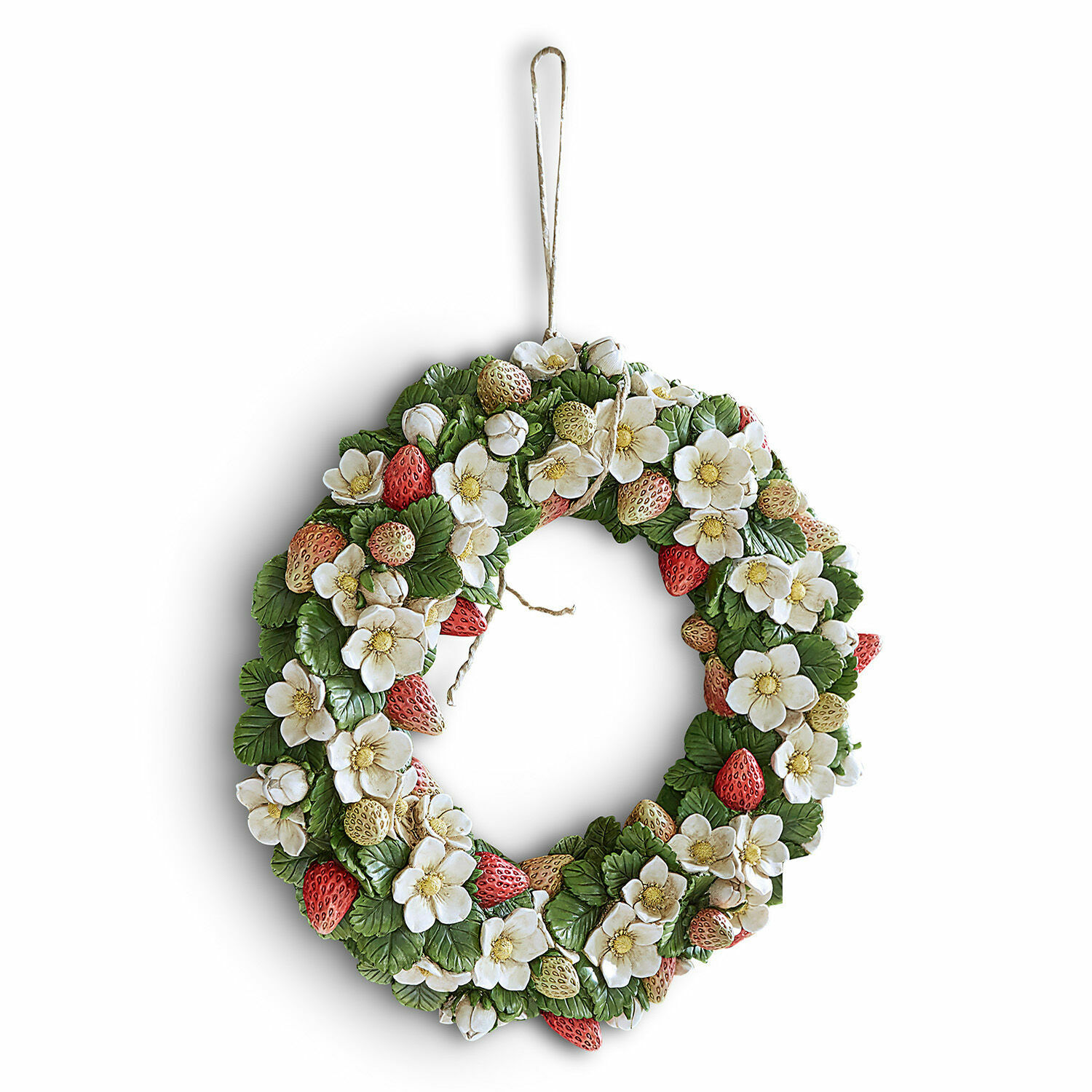 Couronne décorative avec fleurs blanches, fraises rouges et feuilles vertes, ornement mural
