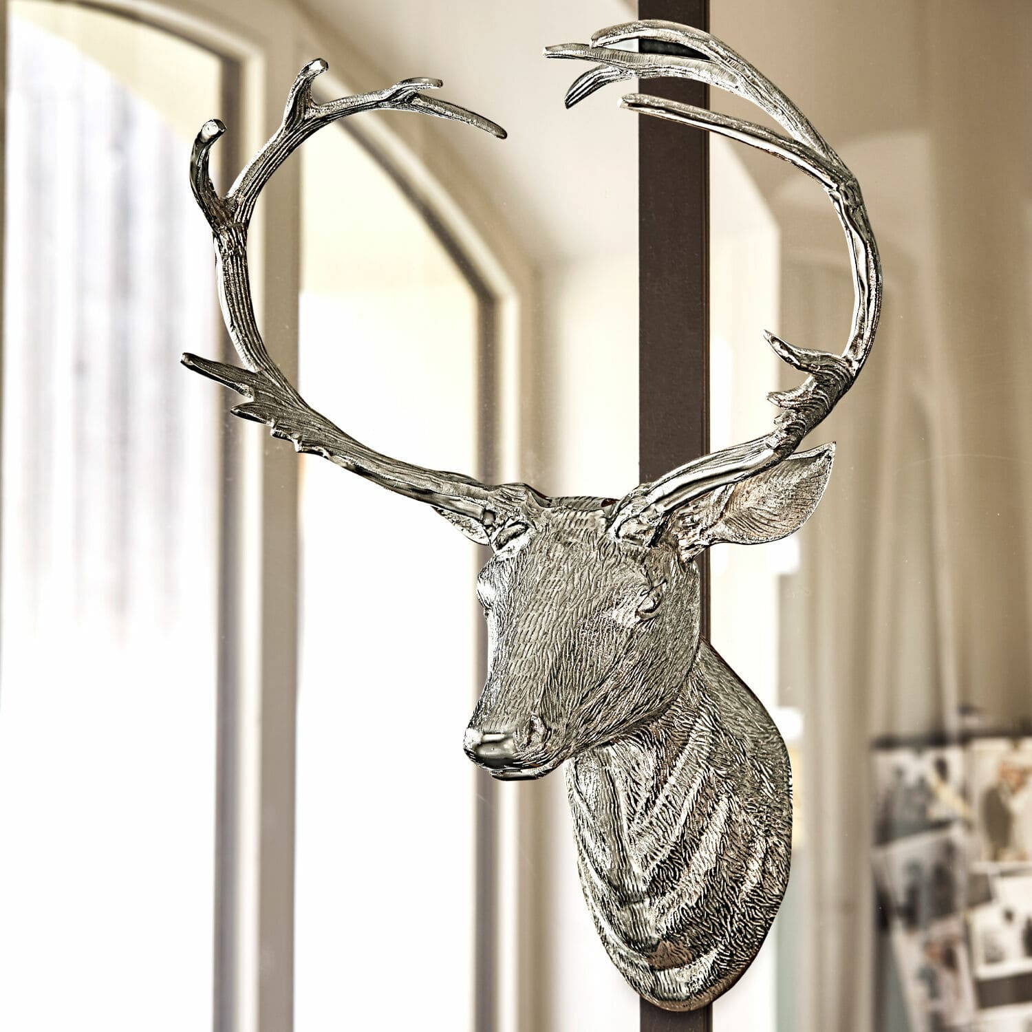 Tête de cerf décorative Amirak Décoration murale argentée en métal représentant une tête de cerf avec bois pour intérieur moderne
