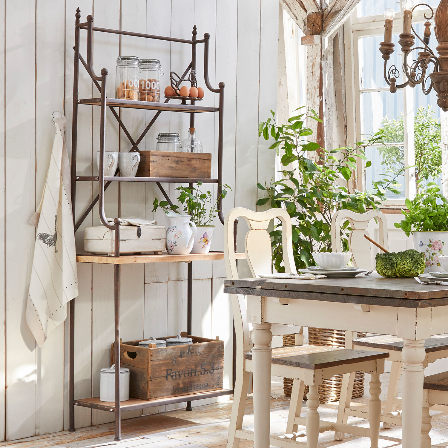 Étagère Newton Étagère rustique en métal avec étagères en bois dans une salle à manger lumineuse avec plantes et décorations