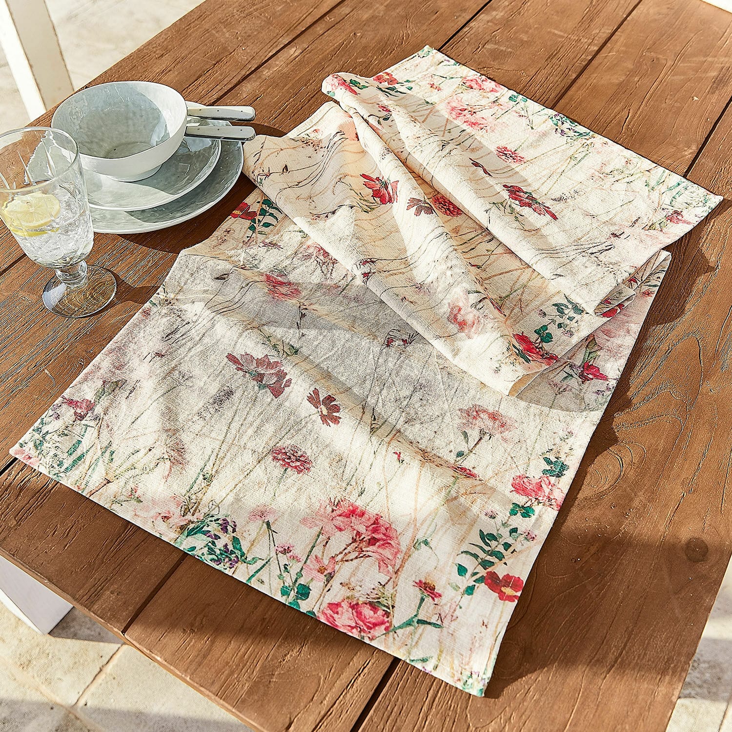 Chemin de table Briovene Nappe en lin crème avec motif floral sur table en bois pour décoration de table élégante