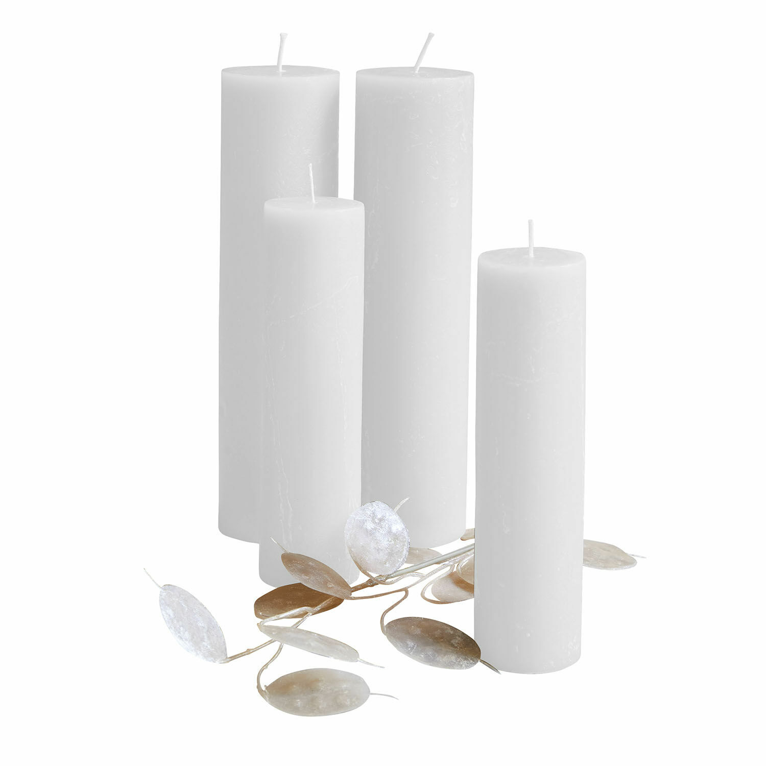 Lot de 4 bougies Avinal Ensemble de quatre bougies cylindriques blanches avec feuilles décoratives translucides sur fond blanc