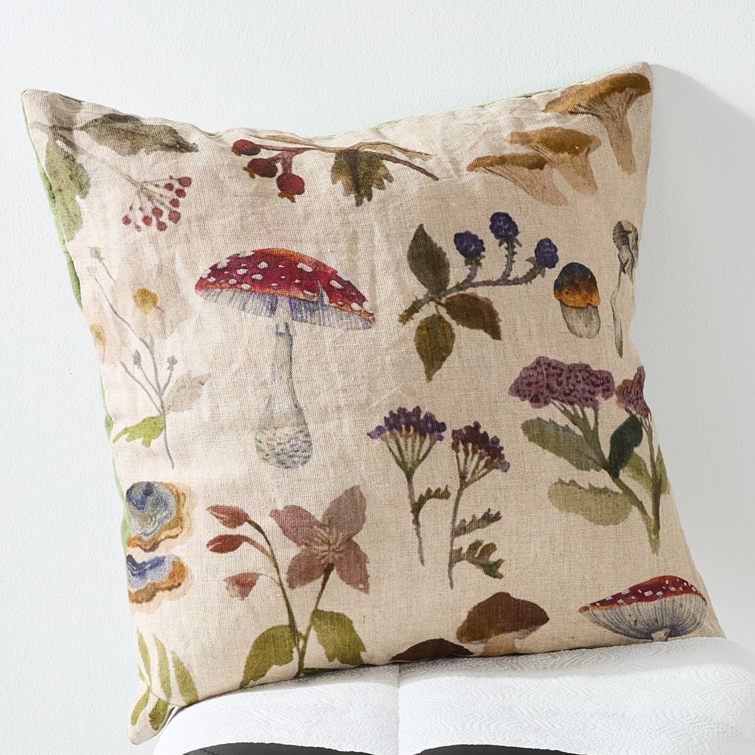 Coussin en lin avec imprimé champignons et fleurs aux couleurs naturelles pour décoration intérieure