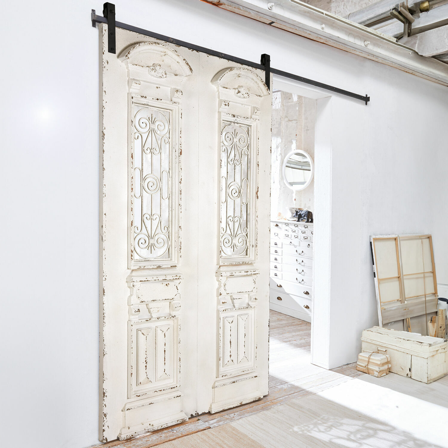 Porte coulissante Maltano Porte coulissante blanche en bois vieilli avec inserts métalliques décoratifs pour intérieur vintage