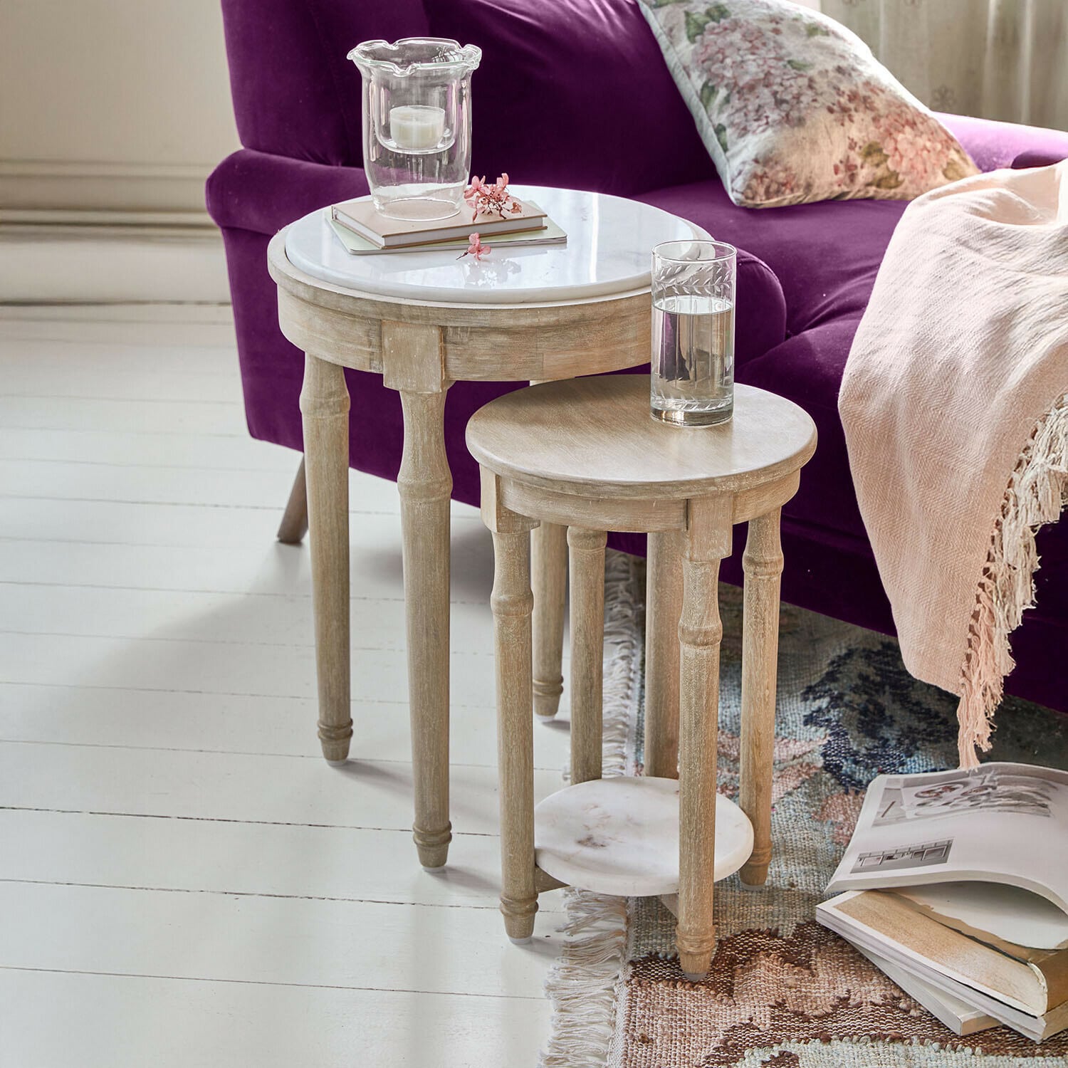 Lot de 2 tables d’appoint Camélune Ensemble de deux tables rondes en bois clair avec plateaux en marbre pour salon élégant