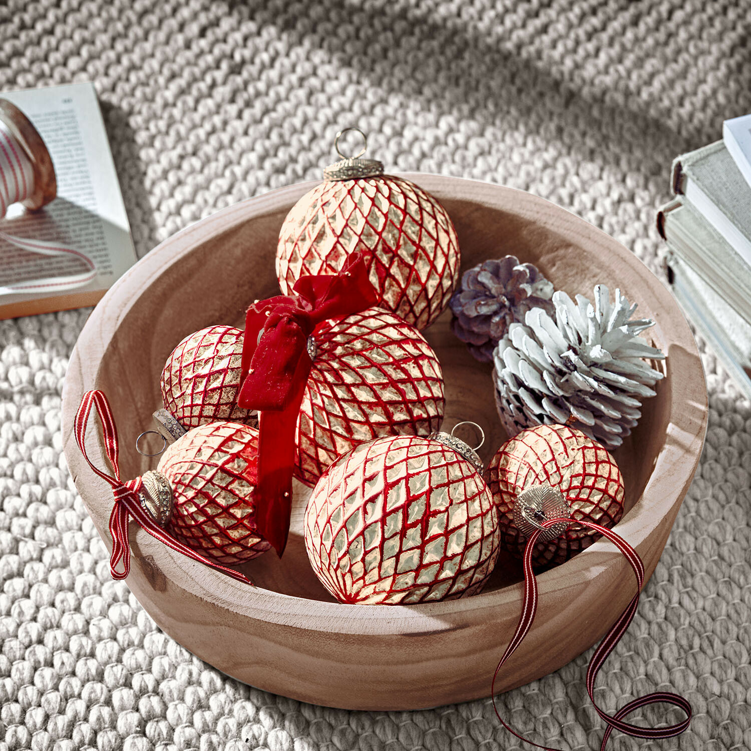 Set de 6 boules de Noël Aleviah Bol en bois avec boules de Noël rouges et dorées et pommes de pin blanches pour décoration festive