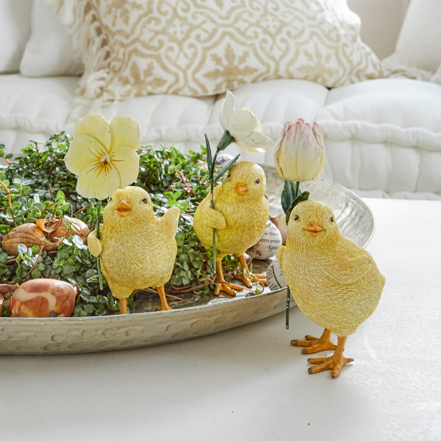 Lot de 3 poussins Duerre Décor de table printanier avec poussins jaunes tenant des fleurs sur un plateau en métal avec plantes vertes