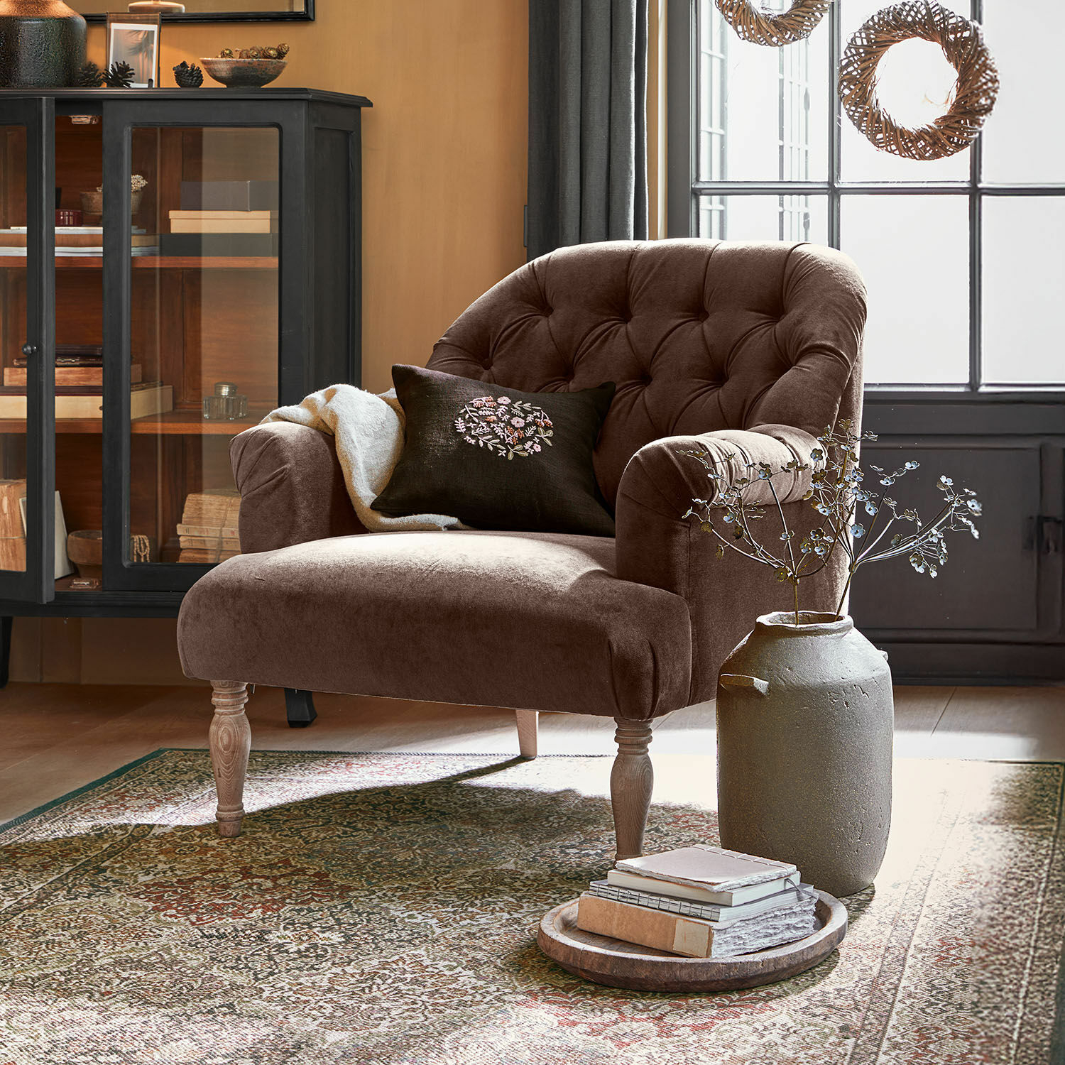 Fauteuil Shambrook, Élégant capitonnage Chesterfield, Tissage fin en marron foncé