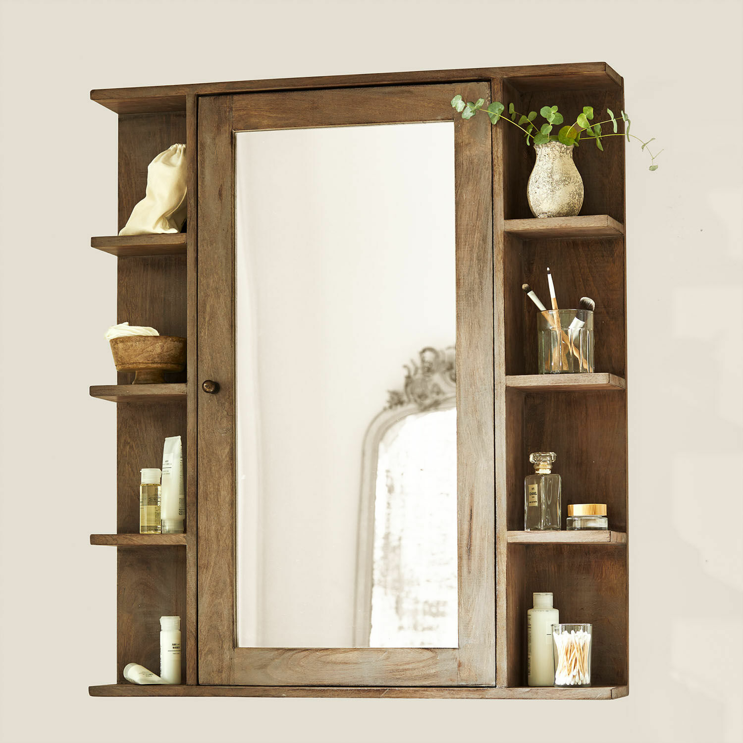 Armoire de toilette Greenhaven, Finition gris antique, Rangements pratiques sur les côtés, Espace de rangement derrière la porte à miroir en marron
