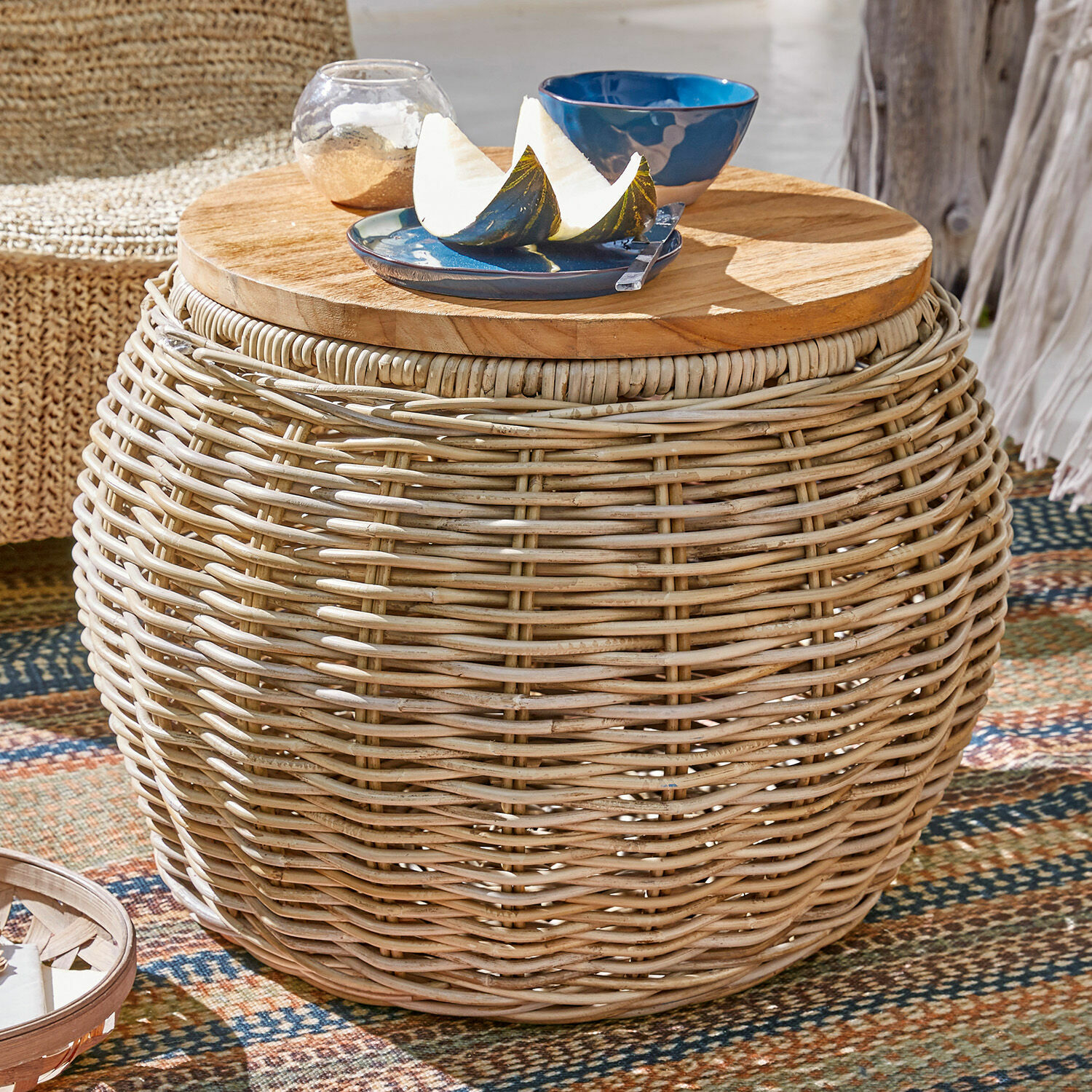 Table d’appoint Sartrouville, Structure en rotin tressé, Tablette en bois de tek massif, Espace de rangement dissimulé en marron
