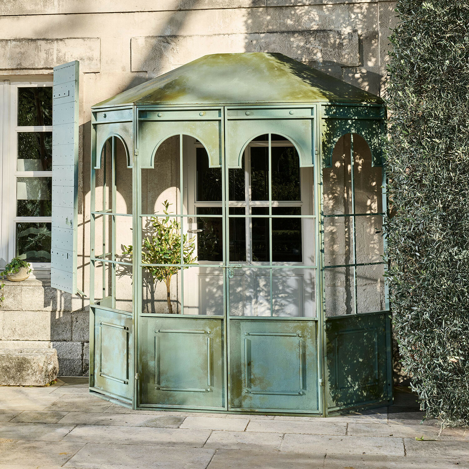 Serre sur pieds Pontivain, En métal, Transition entre l'intérieur et l'extérieur, Finition à l’ancienne en vert vieilli
