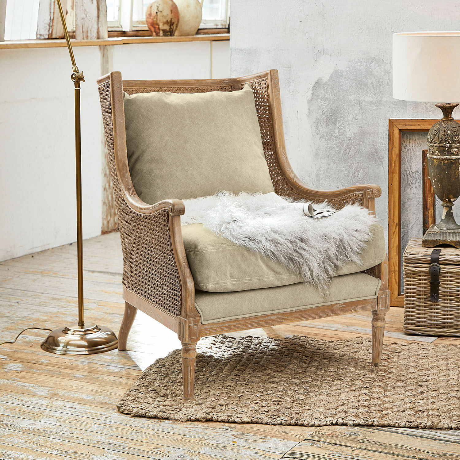 Fauteuil Greenbrier, Superbe bâti en bois de frêne, Rembourrage confortable, Finition vieillie authentique en marron vieilli/beige