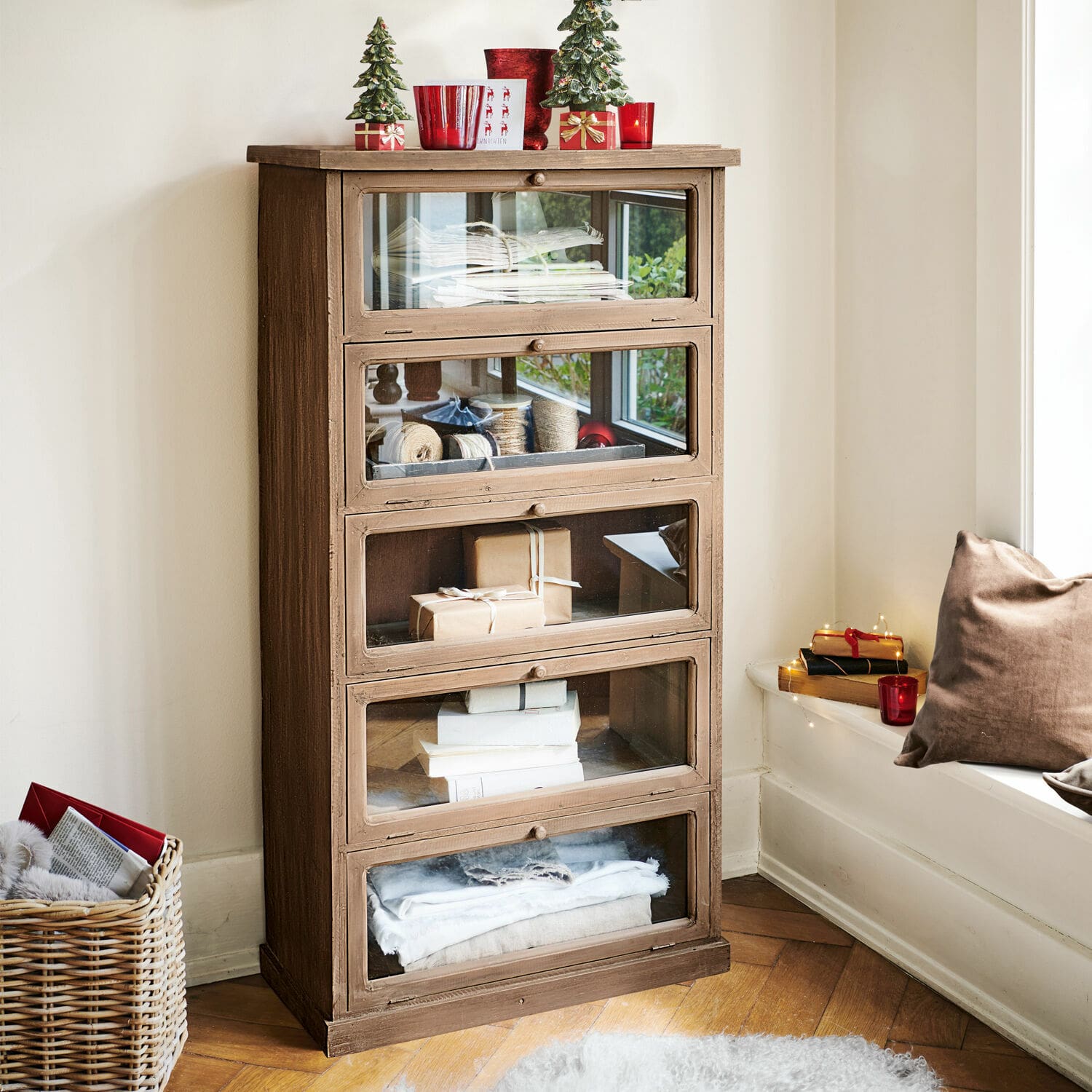 Commode Houghton Armoire en bois marron avec cinq tiroirs vitrés, décorations de Noël et livres à l'intérieur
