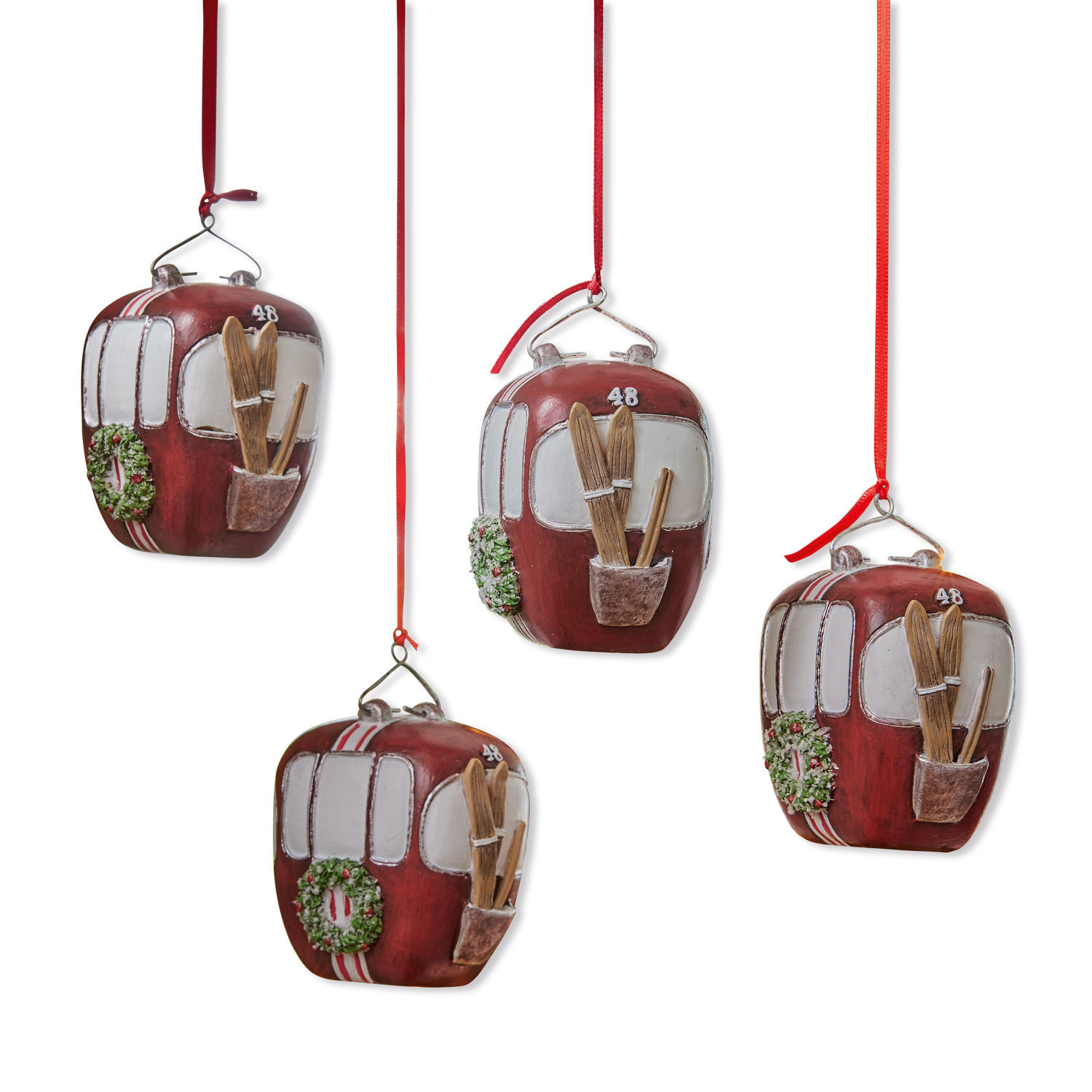 Lot de 4 décorations à suspendre Barnes Suspensions rouges en forme de téléphérique avec skis et couronne, décoration de Noël festive