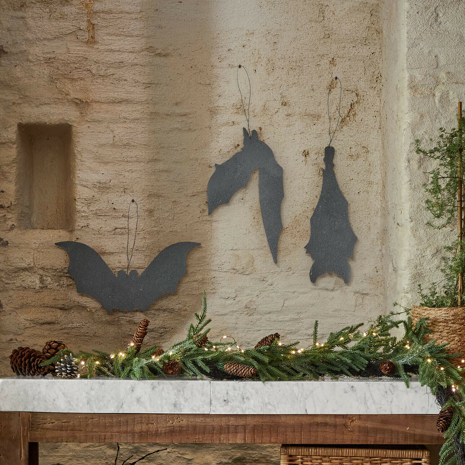 Lot de 3 décorations à suspendre Quivorin Décorations murales chauves-souris en métal noir avec guirlande verte naturelle et pommes de pin