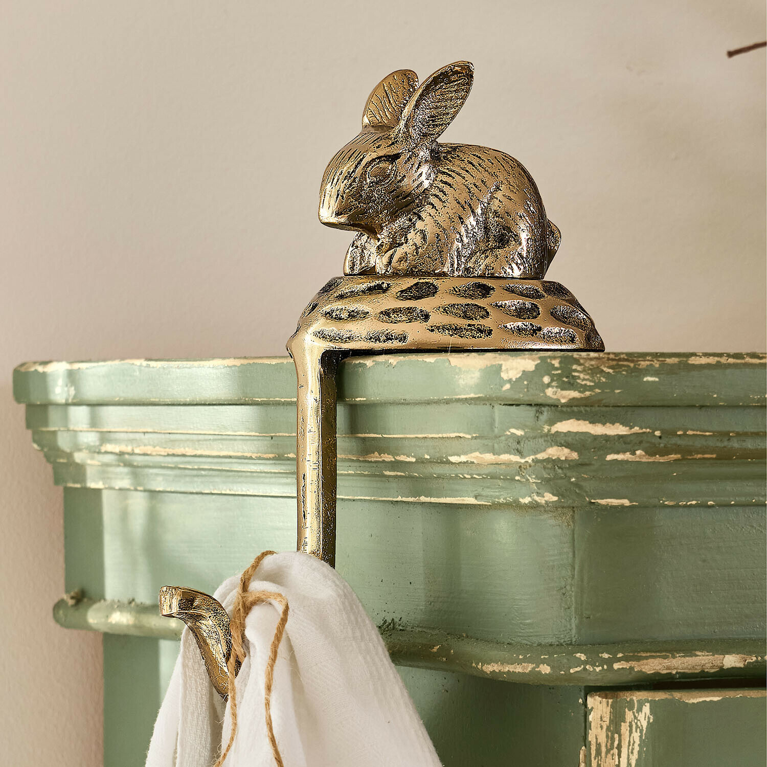 Crochet Luneford Patère en laiton doré avec décoration lapin sur étagère verte vieillie, porte-serviettes rustique