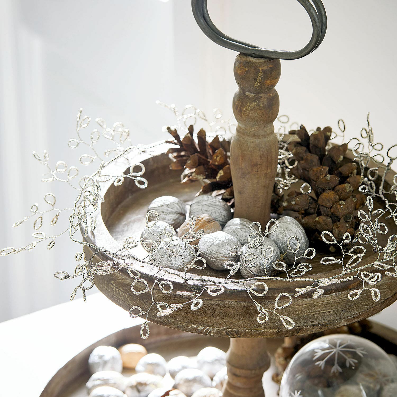 Guirlande Maldon Plateau en bois à trois niveaux avec pommes de pin et noix argentées pour décoration festive