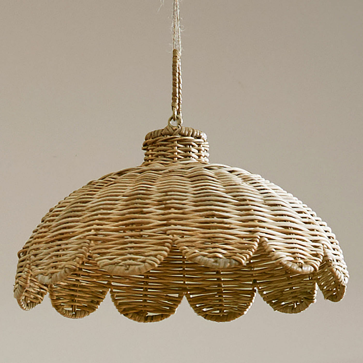Abat-jour Glyndon Suspension en rotin naturel avec bord ondulé, luminaire décoratif pour un intérieur chaleureux