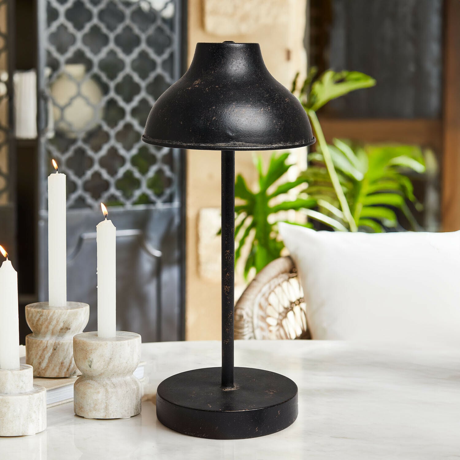 Lampe de bureau LED rechargeable Henvique Lampe de table en métal noir vieilli posée sur une table en marbre dans un salon lumineux