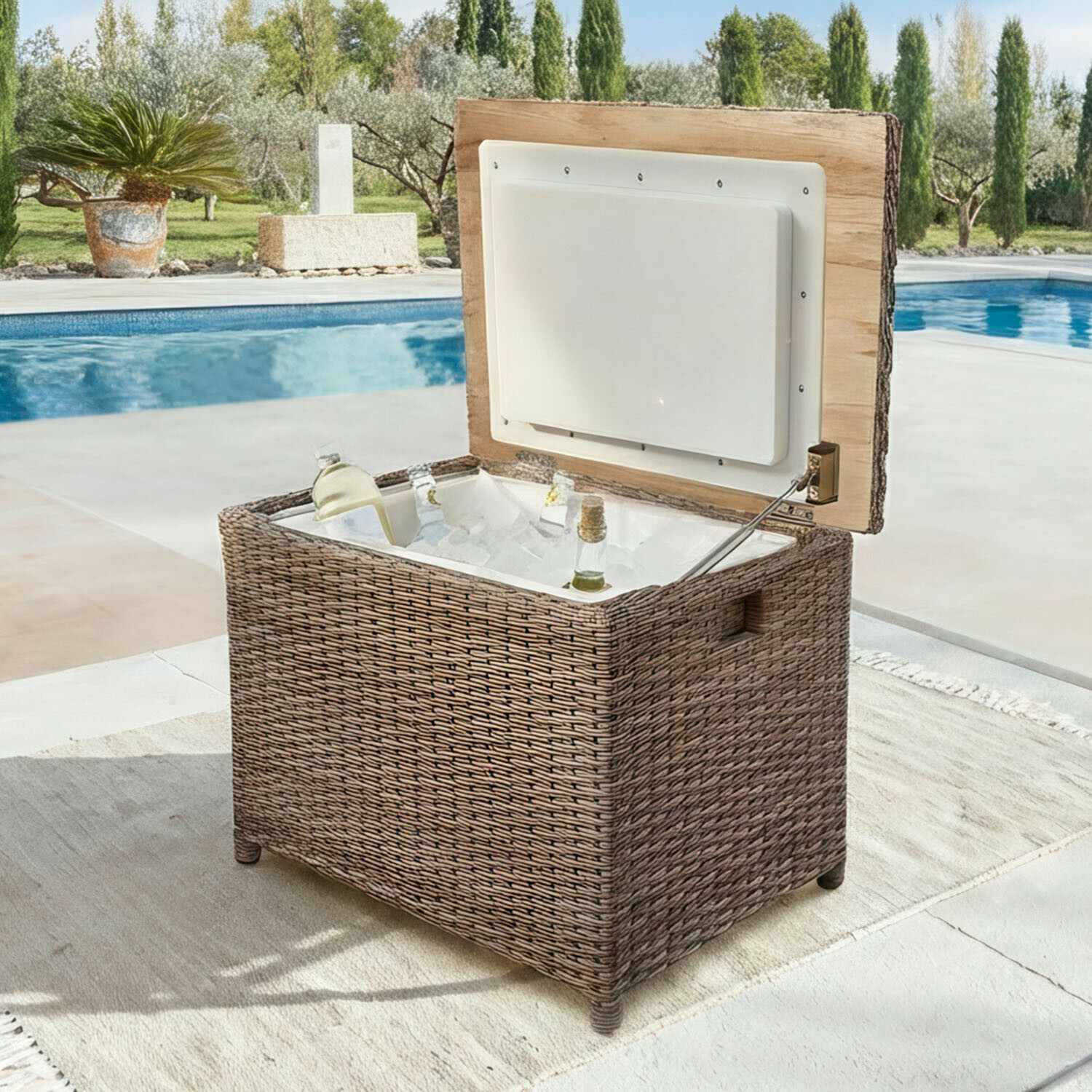 Coffre glacière en rotin marron avec couvercle, rempli de glace et bouteilles près de la piscine