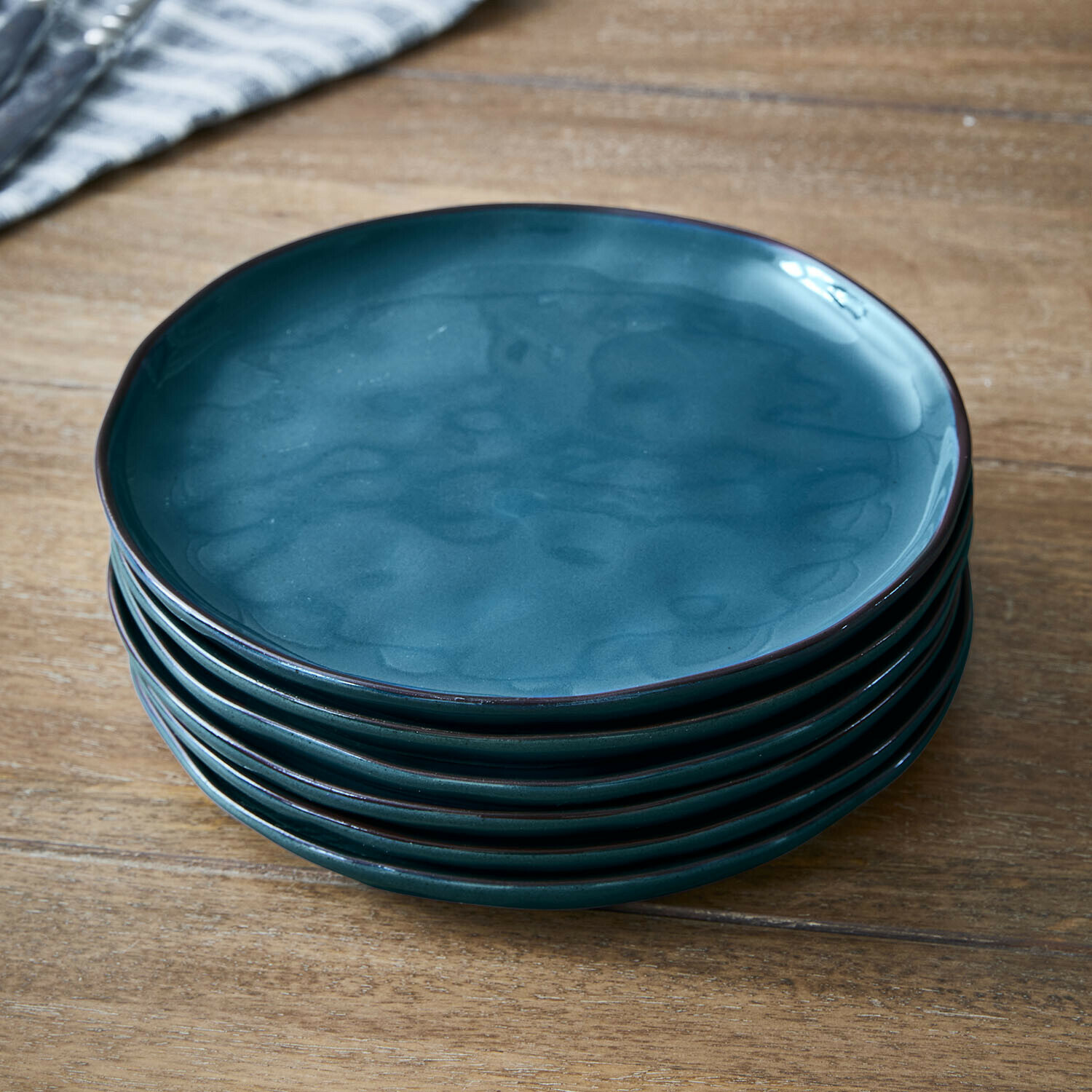Lot de 6 assiettes à dessert Biarré Ensemble d'assiettes en céramique bleue empilées sur une table en bois pour usage quotidien