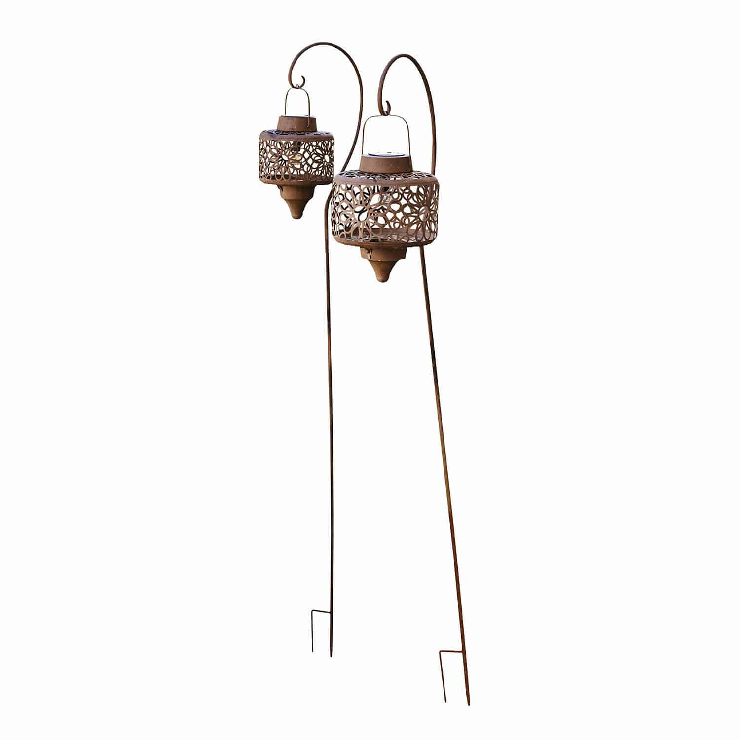 Lot de 2 lanternes solaires Robelline Ensemble de deux lanternes de jardin en métal rouillé avec motif ajouré décoratif et supports.
