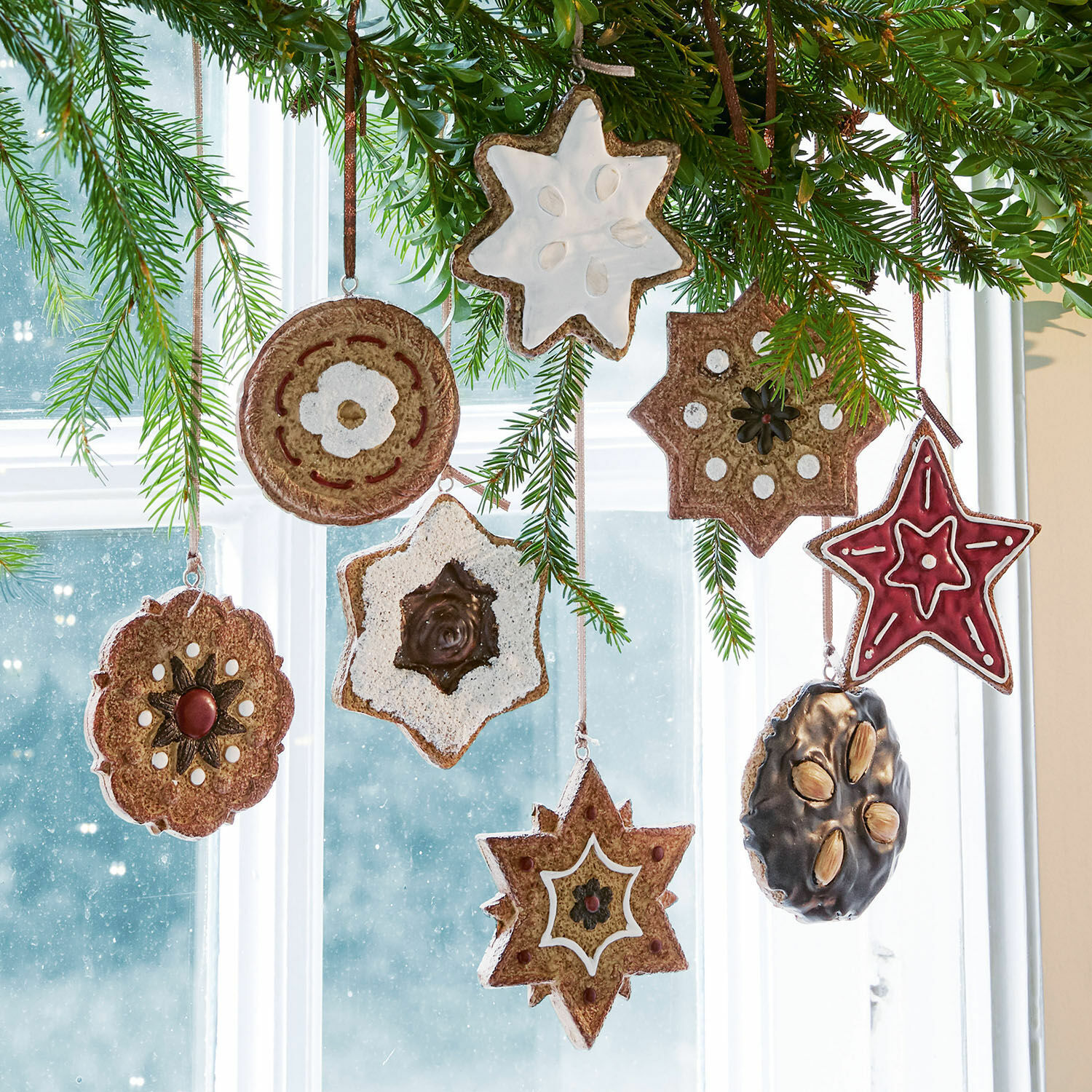 Lot de 8 suspensions Cibla Décorations de Noël en forme d'étoiles et cercles en matériaux naturels suspendues devant une fenêtre