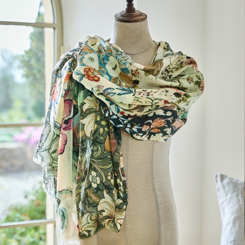 Écharpe colorée à motif floral sur mannequin, tissu léger, accessoire de mode élégant