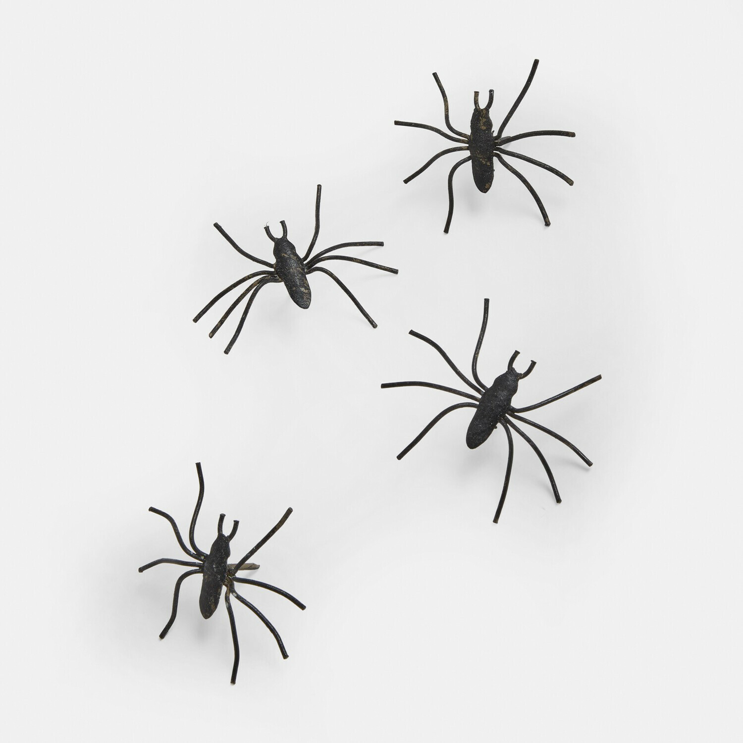 Lot de 4 pin’s décoratifs Gwynetha Quatre décorations araignées en métal noir sur fond blanc, décoration Halloween