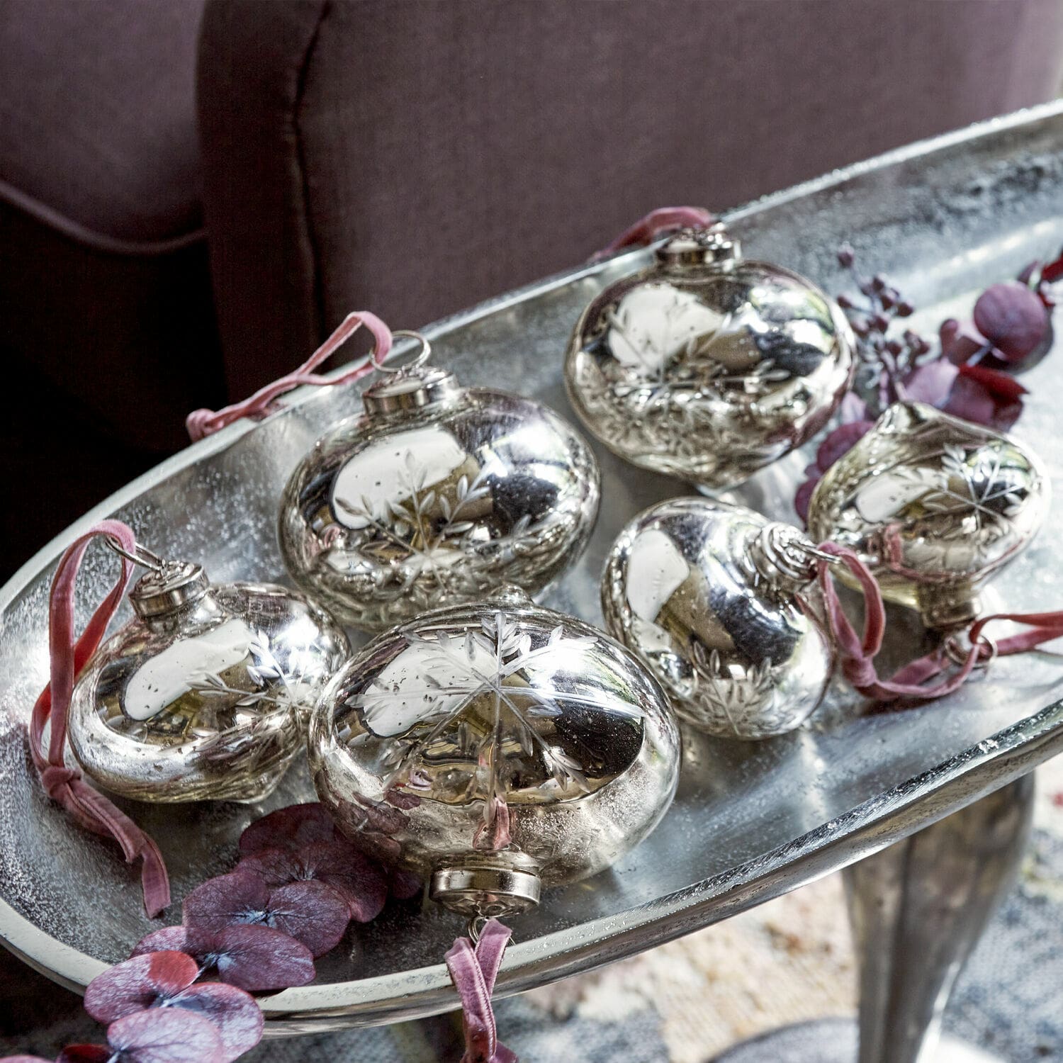 Lot de 6 boules de Noël Isaulie Décorations de Noël argentées avec motif flocon de neige sur rubans roses posées sur un plateau en métal