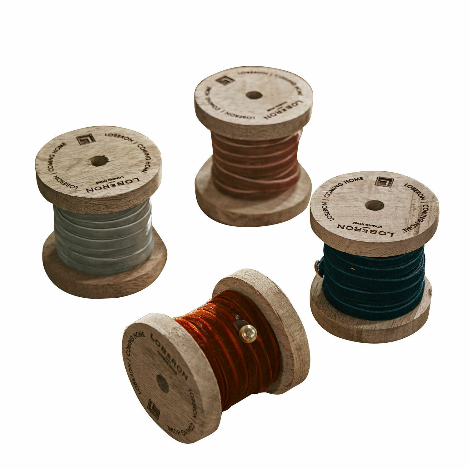 Lot de 4 rubans de velours Hilary Ensemble de quatre bobines en bois avec cordons colorés pour décoration et artisanat