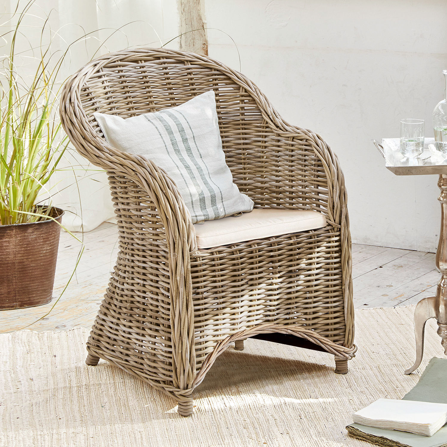 Fauteuil Margate Fauteuil en rotin naturel avec coussin clair et coussin décoratif rayé pour salon cosy