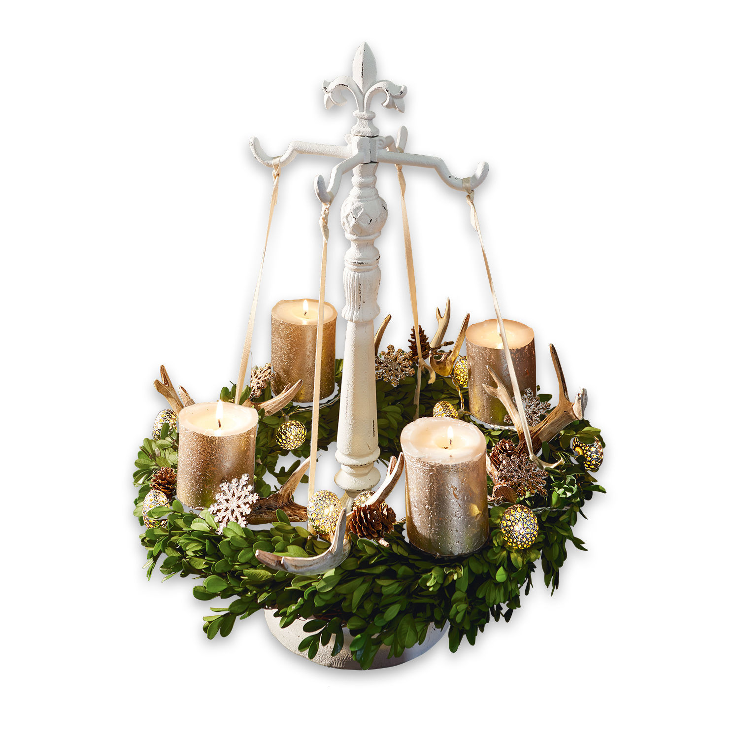 Support pour couronne Antwan Couronne de l'Avent décorative avec feuillage vert, bougies dorées et support en métal blanc