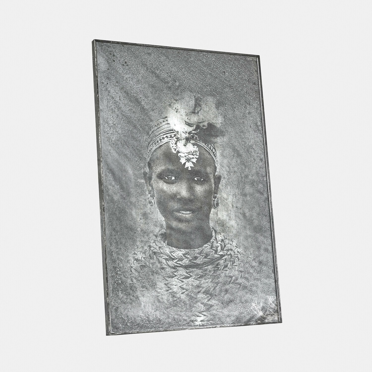 Miroir à motif Rashira Portrait en noir et blanc d'une femme avec bijoux traditionnels et ornement de tête sur plaque métallique décorative