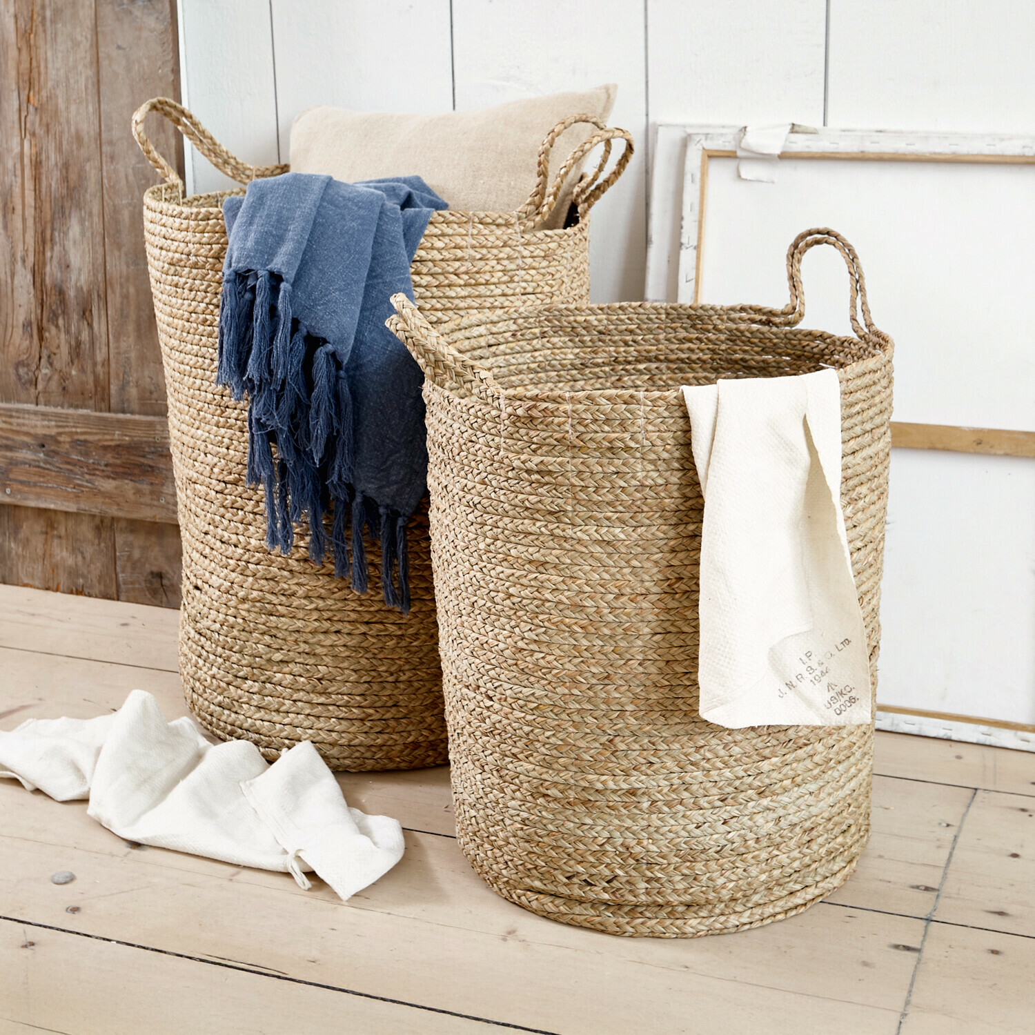 Lot de 2 paniers à linge Oakdale Deux grands paniers en herbe de mer tressée couleur naturelle avec tissus pour rangement