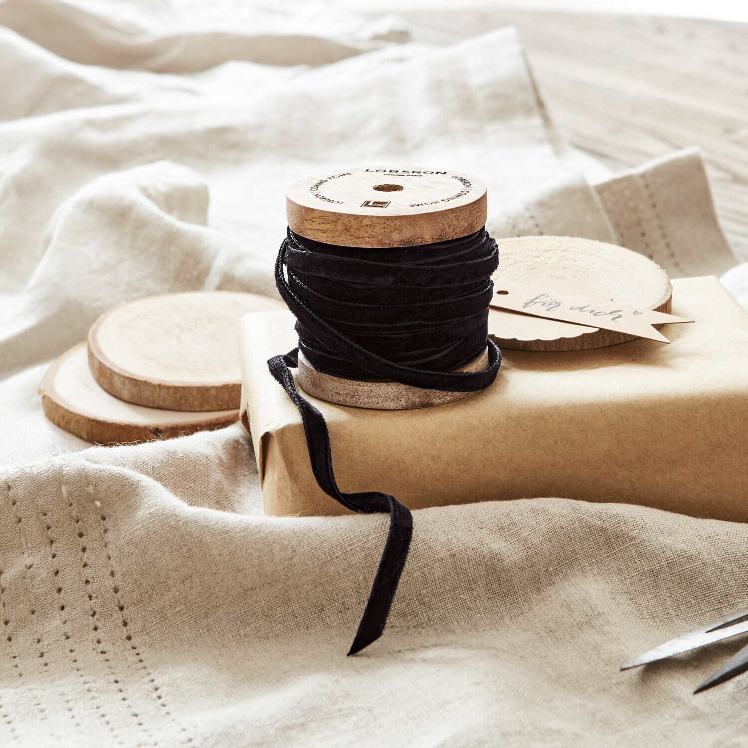 Ruban de velours Olessa Ruban en velours noir sur bobine en bois avec papier kraft naturel et ciseaux pour emballage cadeau