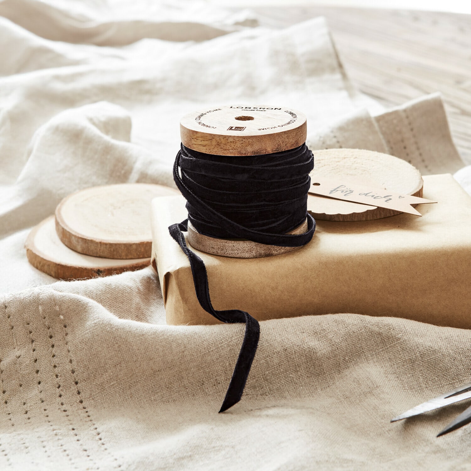 Ruban de velours Olessa Ruban en velours noir sur bobine en bois avec papier kraft naturel et ciseaux pour emballage cadeau