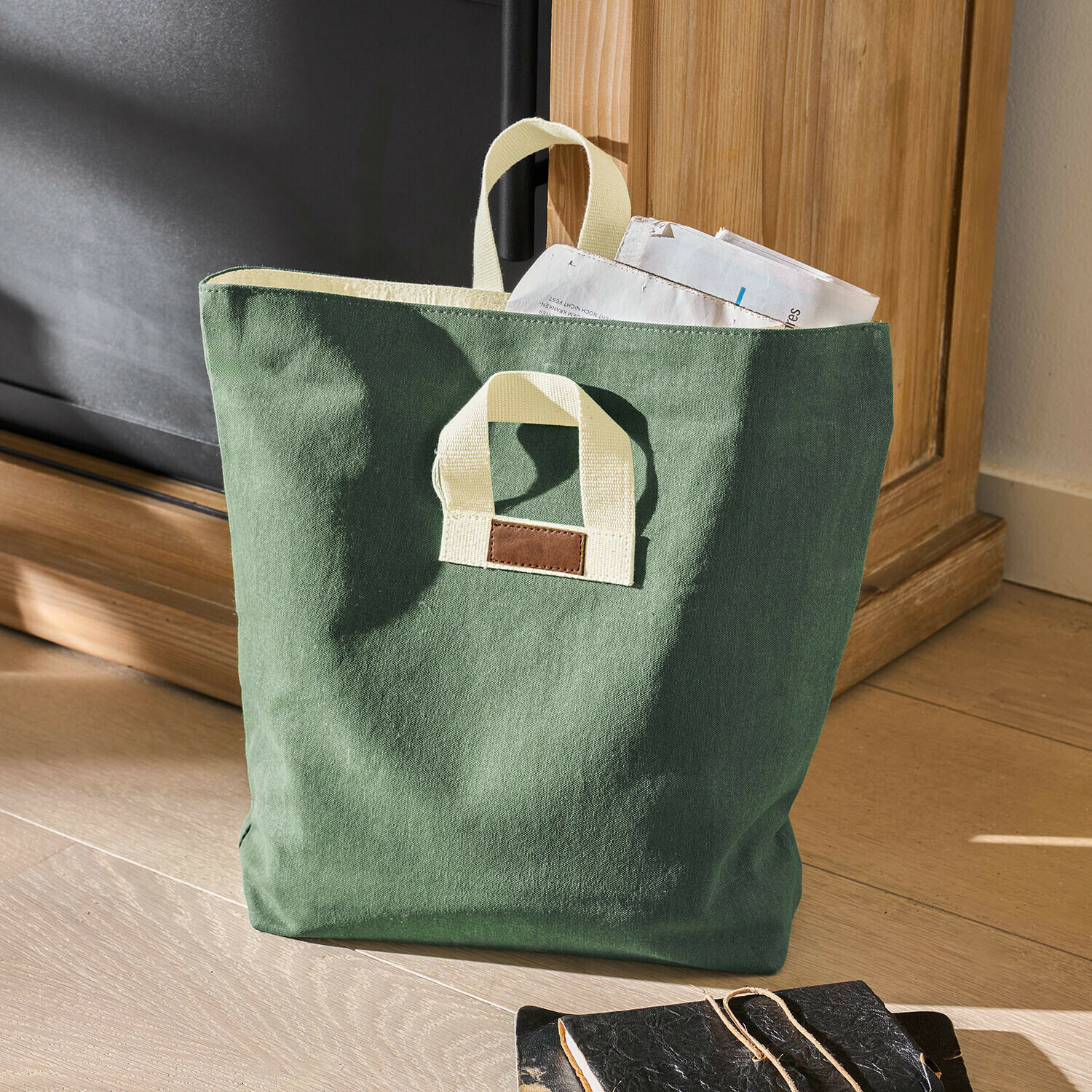 Sac vert en coton avec poignées crème et patch marron, parfait pour courses ou rangement pratique