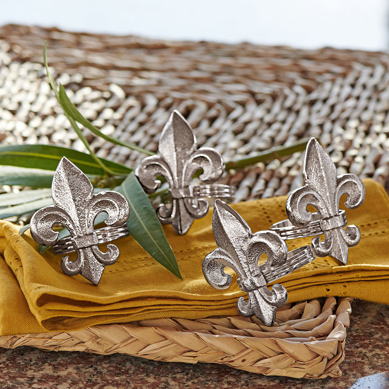 Lot de 4 ronds de serviettes Fleur De Lis Ronds de serviette en métal argenté avec motif fleur de lys sur tissu jaune et plateau en osier