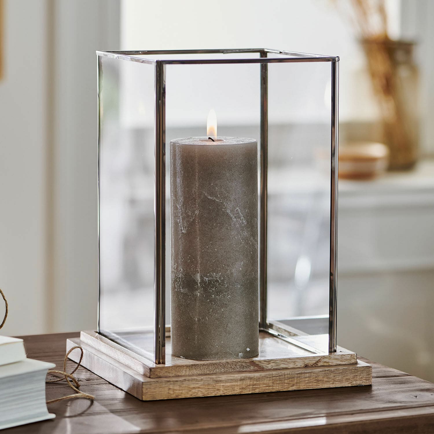 Lanterne en verre avec base en bois et bougie grise, décoration intérieure, éclairage d'ambiance