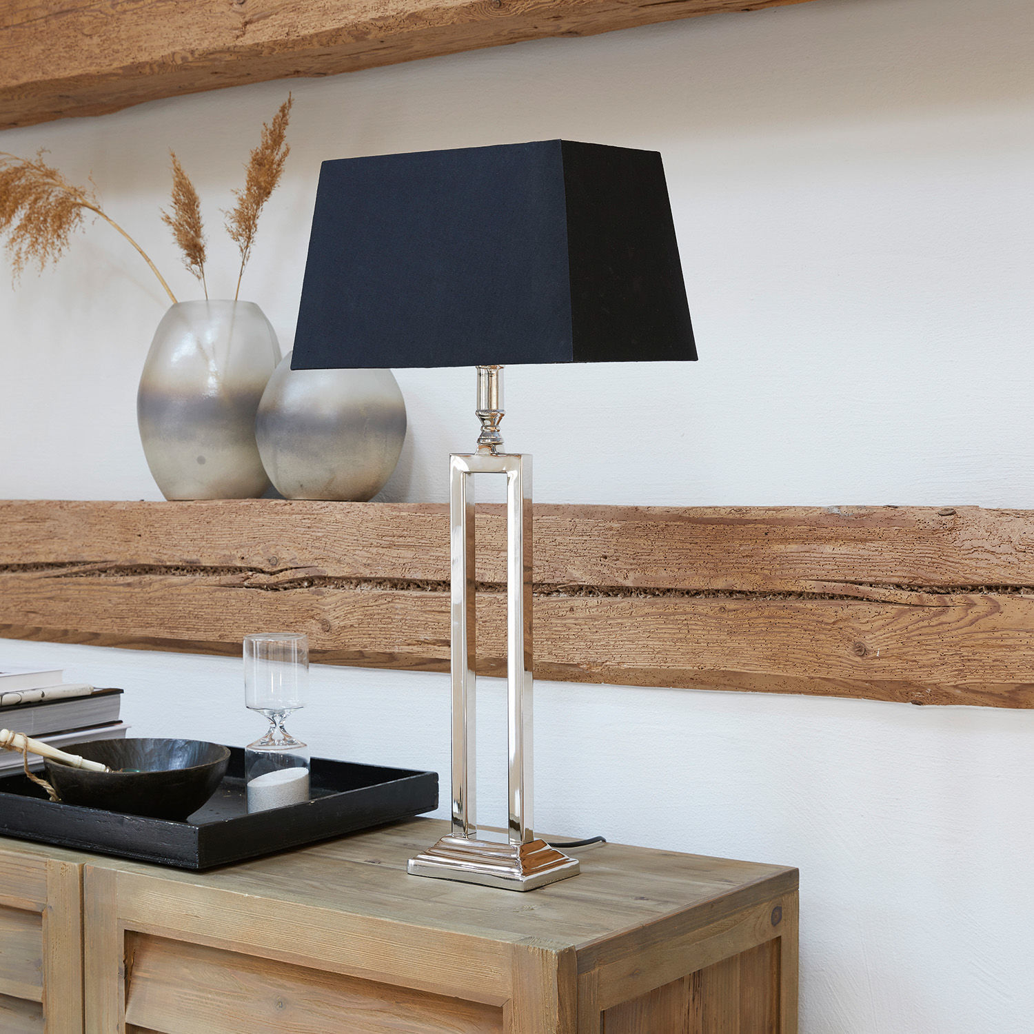 Lampe à poser Kinshaa Lampe de table élégante avec base en métal et abat-jour noir sur meuble en bois clair