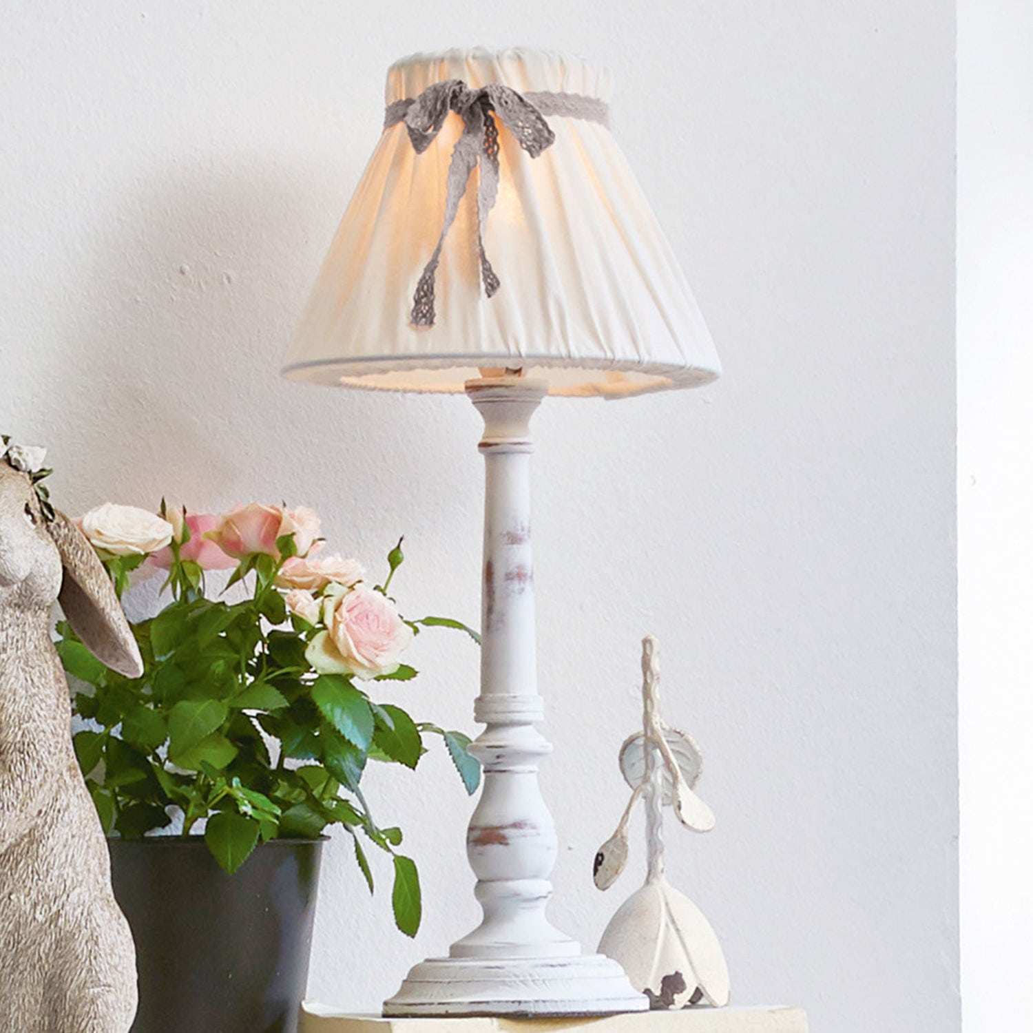 Lampe à poser Valentin Lampe de table blanche avec abat-jour en tissu et nœud décoratif, style vintage pour salon