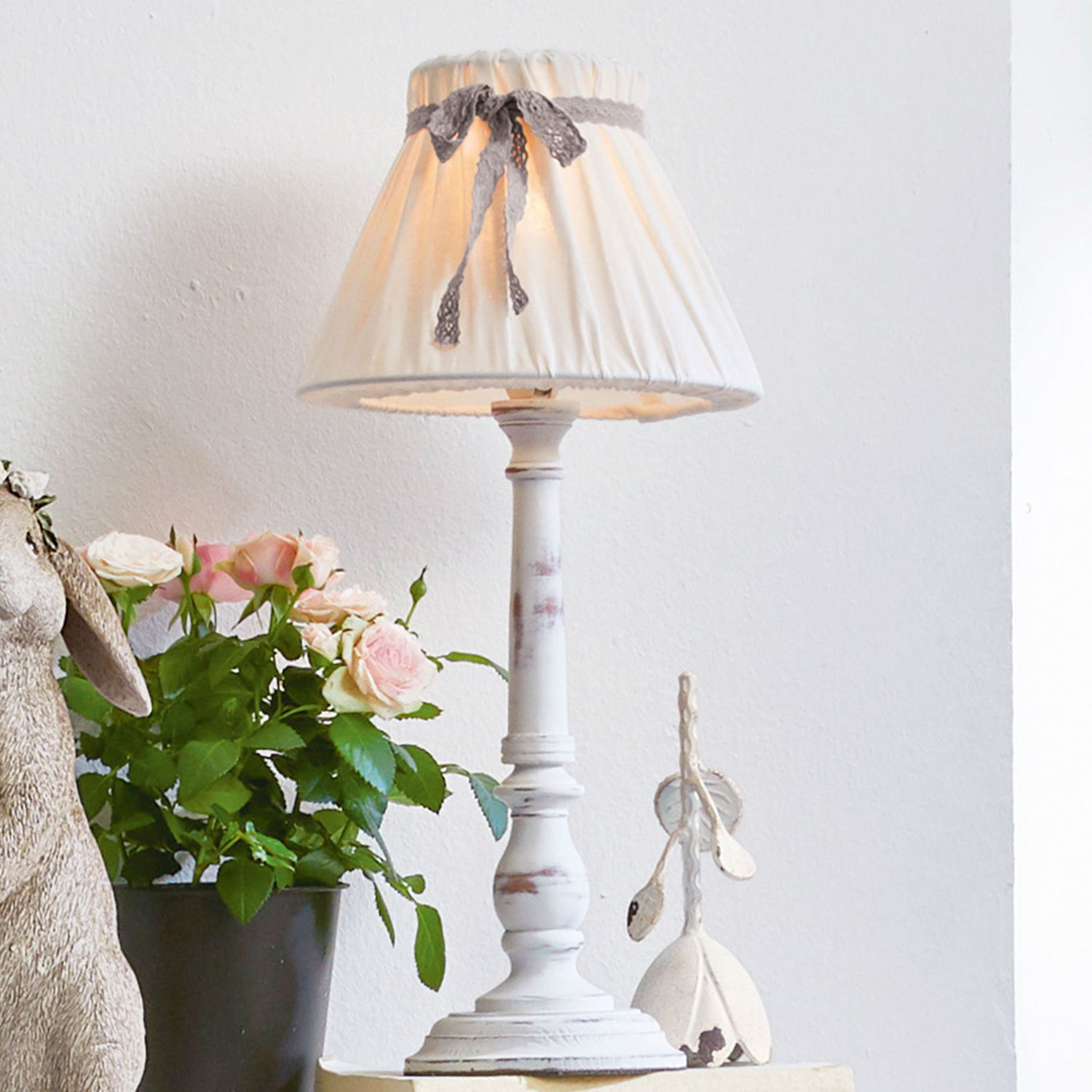 Lampe à poser Valentin Lampe de table blanche avec abat-jour en tissu et nœud décoratif, style vintage pour salon