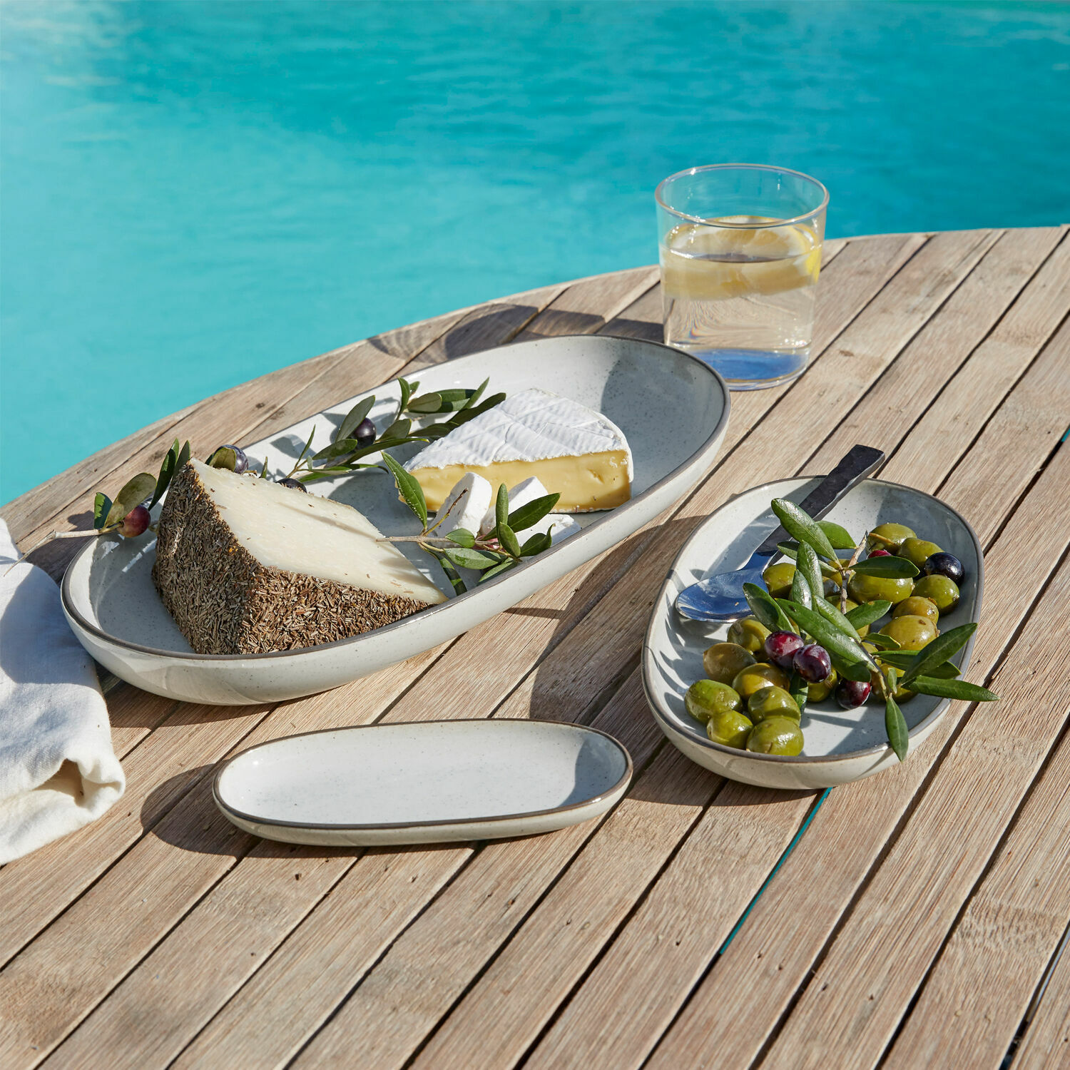 Lot de 3 plateaux de service Biarré Ensemble d'assiettes ovales en céramique gris clair sur table en bois avec fromage et olives